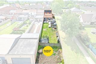 KIJKDAG ZATERDAG 06/06 VAN 14U TOT 16U! (graag vooraf inschrijven).<br />Charmante en verrassend ruime rijwoning op een perceel van 395 m² met tuin, energiezuinige voorzieningen en tal van mogelijkheden te centrum Poperinge. Via de inkomhal met aparte vestiaireruimte bereikt u de gezellige leefruimte met houtkachel. Aansluitend bevindt zich de lichtrijke eetplaats en een ruime keuken voorzien van alle nodige comfort. Verder omvat het gelijkvloers een praktische wasruimte, een verzorgde badkamer met inloopdouche, dubbel lavabomeubel en tweede toilet, evenals een ruime dressing met trap naar de verdieping. Boven bevinden zich drie slaapkamers, een nachthal met bureauhoek en extra comfort dankzij rolluiken, airco en verduisterende veluxramen. Buiten geniet u van een aangename tuin met terras. Dankzij de toegang langs de zijkant is de tuin bijzonder praktisch bereikbaar. Achteraan het perceel bestaat bovendien de mogelijkheid tot het bouwen van een garage (voorbehoud goedkeuring bevoegde diensten). Extra troeven:18 zonnepanelen met thuisbatterij aanwezig.<br />Een ideale gezinswoning voor wie ruimte, charme en energiezuinig wonen wil combineren op een rustige locatie vlakbij het centrum van Poperinge<br /><br />De vermelde prijs is een richtprijs; elk bod wordt voorgelegd aan de eigenaar, die het recht heeft dit te aanvaarden of te weigeren.<br /><br />Neem voorsprong met een vrijblijvende schatting via:<br />www.residentievastgoed.be/gratisonlineschatten