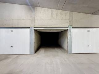 Te huur op jaarbasis:<br />Makkelijk inrijdbare garagebox in complex Stübbenpark.<br />Centraal gelegen te Duinbergen, vlakbij de Zeedijk<br />Onmiddellijk vrij.<br />Huurprijs: 180€ per maand<br /><br />Voor info of vrijblijvend bezoek bel 050 51 13 82<br />