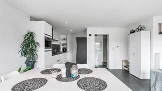 <p><strong>Stijlvol en ruim duplex appartement met 3 slaapkamers, 3 badkamers en zonnig terras in hartje Maasmechelen</strong></p>
<p>In het centrum van Maasmechelen, op een toplocatie aan de Talderstraat, bevindt zich dit uitzonderlijk verzorgde duplex appartement. Hier woon je op wandelafstand van winkels, scholen, horeca en vrijetijdsmogelijkheden, met een vlotte verbinding naar de autostrade en openbaar vervoer.</p>
<p>Dit instapklare appartement combineert ruimte, comfort en een doordachte indeling met een moderne afwerking.</p>
<p>De eerste verdieping verwelkomt je in een lichtrijke leefruimte met open keuken, waar grote raampartijen zorgen voor een aangename sfeer. De keuken is volledig uitgerust met kwalitatieve toestellen, waaronder een inductiekookplaat, koelkast, afwasmachine, combi-oven en dampkap. Vanuit de leefruimte heb je directe toegang tot het ruime en zonnige terras – een ideale plek om te ontspannen.</p>
<p>Op deze verdieping bevinden zich verder:</p>
<ul>
<li>een eerste volwaardige slaapkamer met toegang tot het terras</li>
<li>een stijlvolle badkamer met inloopdouche en regendouche</li>
<li>een apart gastentoilet</li>
<li>een praktische berging/wasruimte</li>
</ul>
<p>De tweede verdieping biedt een bijzonder niveau van comfort met twee ruime slaapkamers, elk voorzien van een eigen badkamer:</p>
<ul>
<li><strong>Master bedroom</strong> met inloopkast, dakraam en een luxueuze badkamer uitgerust met ligbad, lavabo en toilet</li>
<li><strong>Derde slaapkamer</strong> met dakraam en een eigen badkamer met douche en lavabo, aangevuld met een apart toilet</li>
</ul>
<p>Deze indeling maakt het appartement uitermate geschikt voor gezinnen, co-housing of wie houdt van extra privacy en comfort.</p>
<p><strong>Extra troeven:</strong></p>
<ul>
<li>Privatieve parkeerplaats achter het gebouw (nr. 3)</li>
<li>Kelderberging voor extra opslagruimte</li>
<li>Hoogwaardig en instapklaar afgewerkt</li>
<li>Ruimtelijk gevoel en veel lichtinval</li>
<li>Centrale ligging met alle voorzieningen binnen handbereik</li>
</ul>
<em><br /></em>
<p><em> </em></p>
<p><em>STEDENBOUWKUNDIGE INFORMATIE:</em><em><br />- Stedenbouwkundige vergunning ontvangen : JA<br />- Stedenbouwkundige bestemming: Woongebieden<br />- Verkavelingvergunning: NEEN<br />- Voorkooprecht RUP: NEEN<br />- Dagvaarding en herstelvordering voor inbreuk op de stedenbouwkundige voorschriften: JA (vraag naar informatie – zie stedenbouwkundig uittreksel)</em></p>
<p><em>- Bestuursmaatregelen in het maatregelenregister: NEEN<br />- Overstromingsgevoeligheid van uw vastgoed:<br />P-score:<span> B</span><br />G-score:<span> A</span><br />EPC:<span> B </span>label,<span> 145 </span>kWH/m²</em></p>
<p><em>KI: 817 euro</em></p>
<p><em> </em></p>
<p><strong>Een unieke kans voor wie op zoek is naar comfortabel en zorgeloos wonen op een toplocatie.</strong></p>
<p>Wenst u graag een kijkje te nemen in deze parel? Contacteer ons dan snel op 089 20 61 11 of via office@immofusion.be en peter@immofusion.be</p>