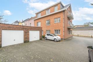 Century21ImmoNero stelt voor: uitstekend investeringsproject bestaande uit gebouw met 3 vergunde appartementen en 2 garages op een terrein van...