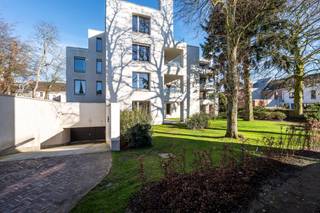 <strong>Residentie "Driezenhof"<br /></strong>Een project van uitzonderlijke klasse: Slechts 8 villa-appartementen en 1 parkwoning, discreet gelegen in een groene stadsoase. <br />Deze nieuwe residentie ligt heerlijk verscholen in de autoluwe Driezenstraat, zonder twijfel één van de charmantste straatjes in het centrum. Hier woont u op een boogscheut van de Grote Markt en de winkelstraten, maar ontsnapt u volledig aan de stadsdrukte.<br /><br /><strong>We nemen u graag mee voor een exclusief kijkje in één van de appartementen, waar de gelukkige bewoners zonet hun intrek hebben genomen. </strong><br /><br />De villa-appartementen, verdeeld over 4 verdiepingen, bieden woonoppervlaktes van 216 m² tot wel 231m², telkens met royale terrassen op het zuiden en westen. Deze ideale oriëntaties, absolute privacy en het zicht op de parkachtige tuin maken van elk appartement een oase van rust. Deze tuin is ommuurd en werd onder architectuur aangelegd, met behoud van de monumentale bomen die het geheel een uniek karakter geven.<strong> <br /></strong>Binnen geniet u van een ongekend ruimtelijk gevoel, dankzij plafondhoogtes van meer dan 3 meter en leefruimtes met raampartijen langs 3 zijden.<strong><br /></strong><br /><strong>Afwerking en technieken</strong><span> </span><br />In residentie "Driezenhof" gaat een uiterst smaakvolle en tijdloze uitstraling hand in hand met natuurlijke materialen en de allerbeste, geavanceerde technieken: Geothermische warmtepomp, vloerverwarming + koeling, een ventilatiesysteem D met warmterecuperatie, zonnepanelen voor het collectieve verbruik met de mogelijkheid om uit te breiden met een privatieve installatie,... <br /><br />Vanzelfsprekend is het gebouw Bijna Energie Neutraal (BEN) en streeft men naar een E-peil van 20 (gegarandeerd lager dan 30!). Het appartement wordt tot in de puntjes en volledig naar uw smaak afgewerkt. Hiervoor mag u rekenen op bijzonder ruime budgetten bij zorgvuldig geselecteerde partners, zoals Segers Interieur voor de keukeninrichting. <br /><br /><strong>Wij kunnen u nog 3 villa-appartementen aanbieden:</strong><br /><strong>Nr. 1</strong>: Gelijkvloers appartement van 231m² met 3 slaapkamers, 2 badkamers en een heerlijk privaat terras 30m² aan de parktuin. <br /><strong>Nr. 3:</strong> Appartement van 231m² op de 1e verdieping met 3 slaapkamers, 2 badkamers en inpandig terras 30m² met zicht op de parktuin <br /><strong>Nr. 4</strong>: Appartement van 216m² op de 1e verdieping met 3 slaapkamers, 2 badkamers en inpandig terras 30m² met zicht op de parktuin<br /><br />Uw wagen(s) parkeert u ondergronds, in uw eigen garagebox voor 2 auto's, afgesloten met een elektrische poort. Elektrisch laden mogelijk. Afgesloten fietsenstalling op het gelijkvloers. <br /><br /><strong>Prijzen starten vanaf 808.500 EUR, exclusief garage, BTW en gebruikelijke aankoopkosten.</strong><br /><br /><strong>De verkoop geschiedt onder de Wet Breyne:</strong> U bent als koper volledig beschermd en doorloopt een zorgeloos traject tot en met de sleuteloverdracht. <span><span>We lichten dit graag persoonlijk toe, of u kan alvast meer informatie nalezen via www.deboerenpartners.be/wet-breyne </span></span> <br /><br /><strong>Bijzonderheden</strong><br />- Groots wonen in een kleinschalige residentie <br />- Unieke locatie in het hart van de stad, met private parktuin<br />- Ideale oriëntatie en maximale privacy<br />- XXL lift <br />- Dubbele, ondergrondse garages met elektrische poorten en een grote fietsenstalling<br /><br /><strong>Ontdek nu zelf deze uitzonderlijke residentie en laat u inspireren door de rust, de ruimte en de verfijnde architectuur van Driezenhof. Wij ontvangen u graag voor een persoonlijk gesprek of een bezoek ter plaatse. <br /></strong>