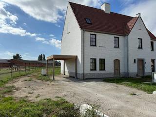 Deze ruime energiezuinige nieuwbouwwoning (bewoonbare oppervlakte +/- 197 m²) beschikt over 3 volwaardige slaapkamers en een badkamer. Er is de mogelijkheid voor een vierde, vijfde en badkamer op zolder. Buiten is er een carport voorzien en zuidwest gerichte tuin.<br /><br />Deze woning wordt volledig afgewerkt.<br /> <br />INDELING<br /><br />Gelijkvloers:<br />Inkomhal - apart toilet - leefruimte - open keuken - wasplaats/berging- tuin - carport <br /><br />Eerste verdiep:<br />Nachthal - apart toilet - slaapkamer 1 - slaapkamer 2 - slaapkamer 3 - badkamer met bad en douche<br /><br />Tweede verdiep:<br />Zolder met vaste trap met mogelijkheid om een 4de slaapkamer + 5de slaapkamer + badkamer + bergruimte te creëren<br /><br />Derde verdiep:<br />Extra zolder met valtrap<br /><br />TROEVEN<br /><br />+ BEN-woning - 10 zonnepanelen<br />+ Regenwaterput 10.000l<br />+ Ventilatiesysteem D<br />+ 4 verdiepingen<br />+ Mogelijkheid voor 4de &amp; 5de kamer &amp; badkamer in zolder<br />+ Woning wordt nog volledig afgewerkt<br />+ Volledige vrijstelling onroerende voorheffing eerste 5 jaar<br /><br />Verkoop onder 21% BTW! <br /><br />Contacteer ons voor een afspraak 065 605 605 of via matisse.vandererven@dewaele.com<br /><br />Deze AI-visualisaties zijn bedoeld als inspiratie. Er werd geen rekening gehouden met technische specificaties, stedenbouwkundige voorschriften of de concrete mogelijkheden tot realisatie.
