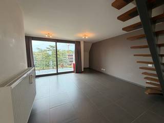 Uitstekend gelegen duplex-appartement, pal in het Centrum van Houthulst.<br /><br />Het appartement bestaat uit:<br />Ruime lichtrijke leefruimte met aansluitend zonneterras - ruime leefkeuken met aansluitend avondterras - ruime berging - toilet<br />Nachthal - 2 ruime slaapkamers - badkamer met douche, dubbele wastafel en toilet<br /><br />Bijhuren garage: 50 euro/maand<br />Syndic: 50 euro/maand<br /><br />Onmiddellijk beschikbaar