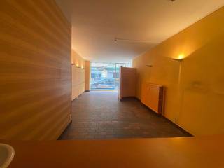 In de beneden Tiensestraat vinden we deze handelsruimte en voormalige kapperszaak.Achter de handelsruimte bevindt zich een toilet en ruime...