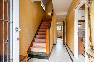 Te renoveren halfopen bebouwing met 3 slaapkamers, garage en ruime tuin op perceel van +-600 m²<br /><br />Deze halfopen bebouwing is gelegen in een rustige en centrale omgeving van Wondelgem en biedt tal van mogelijkheden voor wie op zoek is naar een woning die volledig naar eigen smaak kan worden gerenoveerd.<br /><br />Met de wagen bereik je op minder dan 5 minuten de R4, met een vlotte aansluiting naar de verschillende invalswegen van Gent. Het centrum van Wondelgem bevindt zich op wandel- en fietsafstand. Hier vind je diverse winkels, supermarkten, scholen en horecazaken. Ook Gent-centrum is vlot bereikbaar met het openbaar vervoer en met de fiets sta je in minder dan 15 minuten in het centrum van Gent. Een ideale combinatie van rustig wonen en toch alle voorzieningen binnen handbereik.<br /><br />Bij het binnenkomen kom je in een ruime inkomhal die toegang geeft tot de verschillende leefruimtes. De woonkamer geniet dankzij de grote ramen van een aangename lichtinval en biedt rechtstreeks zicht op de tuin. Aansluitend bevindt zich de keuken, met daarachter toegang tot de kelder, die extra bergruimte biedt.<br /><br />Op de eerste verdieping bevinden zich twee ruime slaapkamers, een derde kleinere slaapkamer en de badkamer.<br /><br />Een grote troef van deze woning is de ruime garage, die rechtstreeks toegang geeft tot de tuin. De westgerichte tuin is ideaal om op elk moment van de dag van het buitenleven te genieten. Achteraan bevindt zich bovendien een apart gemetst tuinhuis, ideaal als extra bergruimte.<br /><br />Daarnaast beschikt de buitenruimte over een apart toilet en douche. Dit is bijzonder praktisch na het tuinieren of na een fietstocht.<br /><br />Kortom, een interessante woning voor wie op zoek is naar een ruime woning met tuin, garage en tal van mogelijkheden, gelegen op een centrale locatie in Wondelgem en met de mogelijkheid om er volledig zijn eigen thuis van te maken.<br /><br />Vrij bij akte<br /><br />Contacteer Top Vastgoed voor een bezoek: 0475 700 700.