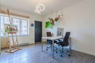 <p>In de levendige omgeving van de Steenweg op Gierle bevindt zich deze verrassend ruime en instapklare stadswoning, waar hedendaags comfort, energiezuinig wonen en een warme thuisbeleving samenkomen.<br /><br />Van zodra u binnenkomt, merkt u meteen de openheid en lichtinval die doorheen de woning aanwezig zijn. Het gelijkvloers werd ingericht als een gezellige leefruimte met open keuken, waar koken, tafelen en wonen moeiteloos in elkaar overvloeien. De moderne keuken met centraal eiland vormt zonder twijfel het hart van de woning en creëert een aangename verbinding met de eetplaats en zithoek achteraan.<br /><br />Dankzij de grote raampartijen geniet de leefruimte van een natuurlijke lichtinval en een mooi zicht op de diepe tuin, die extra potentieel biedt voor gezinnen, hobbyruimte, een loungehoek of toekomstige tuinbeleving. Het terras zorgt voor een aangename verbinding met buiten en creëert een plek om te ontspannen in alle rust.<br /><br />Op de eerste verdieping bevindt zich een ruime slaapkamer, een praktische berging/wasplaats en een verzorgde badkamer. De tweede verdieping werd ingericht als een volwaardige extra slaapkamer met dakraam en gezellige sfeer. Bovendien bestaat de mogelijkheid om een derde slaapkamer of extra bureau-/hobbyruimte te creëren, ideaal voor gezinnen, thuiswerkers of starters die willen meegroeien met hun woning.</p><p>U beschikt over een privatieve parkeerplaats vlak voor de woning en voor wie bijkomende parkeer- of opslagruimte wenst, zijn in de directe omgeving verschillende garageboxen beschikbaar. <br /><br />Ook technisch biedt deze woning belangrijke troeven:</p><ul><li>EPC B</li><li>conforme elektriciteit</li><li>14 zonnepanelen</li><li>instapklaar karakter</li><li>Airconditioning aanwezig</li><li>Privatieve parkeerplaats voor de woning</li><li>gunstige indeling over drie niveaus<br /> </li></ul><p>De ligging combineert bereikbaarheid met dagelijkse voorzieningen in de directe omgeving. Winkels, scholen, verbindingswegen en openbaar vervoer bevinden zich vlakbij, terwijl het centrum van Turnhout vlot bereikbaar blijft. Bovendien investeert de stad Turnhout de komende jaren verder in mobiliteit, leefbaarheid en kwalitatieve woonomgevingen, wat deze locatie extra interessant maakt naar de toekomst toe.<br /><br />Deze woning voelt niet aan als een klassieke rijwoning, maar als een warme gezinswoning met diepte, licht en potentieel — een plek waar men onmiddellijk thuis kan komen.<br /><br />Infoplicht:<br />Stedenbouw in aanvraag.<br />P-score: D, G-score: D. elektriciteitsattest is conform<br />Dit is geen aanbod, alle informatie is onder voorbehoud van vergissingen of wijzigingen. Oppervlaktes zijn indicatief. <br />Asbestattest beschikbaar dd. 28/04/2026 – beperkte vaststelling van een asbesthoudende golfplaat op het dak van het achtergelegen tuinhuis; in de woning zelf werden geen asbestmaterialen vastgesteld. </p>