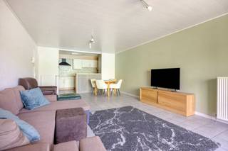 <h2><strong>Dicht bij Leuven, en het leven: gelijkvloersappartement te Heverlee met terras en 2 kamers</strong></h2><p>Welkom in de Pleinstraat. Een serene straat, en toch amper vijf minuten wandelen van hartje Leuven. Achter deze zandkleurige gevel schuilt een volledig instapklaar appartement. Voor jouw comfort, gelegen op het gelijkvloers. En toch, bezit je ook een lift die je eenvoudig naar je kelderverdieping brengt. Hier vind je een handige staanplaats voor je te parkeren fiets waarmee je het Leuvense treinstation, Sportoase, supermarkten en parken na slechts enkele trappen bereikt. Wedden, dat je ‘s weekends al snel op een levendig pleintje neerstrijkt?</p><p>Maar ook binnen viert het leven feest. Zo zijn de goed uitgeruste keuken en lichtrijke leefruimte met elkaar verbonden. Dit open gevoel wordt versterkt door het schuifraam over zowat de hele breedte van de kamer, uitkijkend op het terras. Jouw ideale spot voor een koffie wanneer de zon opkomt, of voor een tête-à-tête bij ‘t avondstond. Twee slaapkamers bieden plaats voor je dromen, gasten of een eigen bureau – wat jij wil. En ook de badkamer is voorzien van een dubbele lavabo en bad. Want kunnen ontspannen na een lange dag, da’s wat niet ontbreken mag. Tot slot bezit je een praktische bergruimte voor je wasmachine en droogkast. </p><p>Wat van deze opportuniteit een slimme investering maakt, zijn extra troeven als de conforme elektriciteit, een enorm gunstig EPC B, reeds geïnstalleerde rolluiken en dubbele beglazing. Kortom, ontdek je zelf graag wat de Pleinstraat jou biedt? Wees dan snel en geniet van dit appartement: geheel instapklaar, en klaar voor jouw verhaal. </p><figure><div></div></figure>