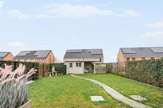 Deze moderne nieuwbouwwoning met aparte garagebox wordt verkocht onder registratierechten en is gelegen in een leuke, nieuwe woonwijk te Meulebeke,...