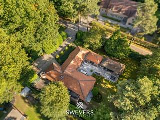 Interesse? Meer informatie op www.SWEVERS.be. - In Heusden-Zolder staat een gelijkvloerse villa in charmante Zuid-Franse stijl op een perceel van...