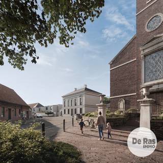 <p>ERPE-MERE –Exclusieve herenwoning met praktijkmogelijkheden <br /><br />Pal in het centrum van Erpe-Mere, op een uitzonderlijke hoeklocatie naast de kerk, bevindt zich deze prestigieuze voormalige pastorie en dokterswoning op een perceel van 13a. Deze eigendom uit het begin van de 19de eeuw wordt aangeboden als een uniek totaalproject waarbij de toekomstige eigenaar de woning aankoopt met mogelijks de renovatie- en afwerkingsplannen.<br /><br />De eigendom bestaat uit een imposant hoofdgebouw met twee authentieke bouwlagen en een afzonderlijk koetshuis. Dankzij de karaktervolle indeling met centrale inkomhal, ruime leefvertrekken en een aparte toegang tot de voormalige praktijkruimte leent deze eigendom zich perfect voor vrije beroepen zoals artsen, advocaten, kinesisten of ondernemers die wonen en werken wensen te combineren op één exclusieve locatie.<br /><br />De ligging vormt hierbij een absolute meerwaarde en geniet bovendien van een vlotte bereikbaarheid.<br /><br />De toekomstige afwerking voorziet uitsluitend hoogwaardige materialen en verfijnde natuurelementen die perfect aansluiten bij de authentieke uitstraling van het gebouw. Denk aan luxueus maatwerk, stijlvolle vloeren, performante technieken en een afwerkingsniveau van absolute topklasse.<br /><br />Daarnaast wordt maximaal ingezet op hedendaags wooncomfort en energie-efficiëntie, met onder meer doorgedreven domotica, duurzame technieken, performante isolatie en alle moderne voorzieningen die beantwoorden aan de hoogste verwachtingen van vandaag én morgen.<br /><br />Authentieke elementen zoals sierplafonds, originele schouwen, hoge plafonds en karaktervolle ruimtes blijven behouden en worden harmonieus gecombineerd met een luxueuze hedendaagse architecturale invulling.<br />Ook het voormalige koetshuis biedt diverse mogelijkheden en kan volledig worden ingevuld volgens de wensen van de toekomstige eigenaar.<br /><br />Een uitzonderlijke opportuniteit voor wie op zoek is naar een prestigieuze eigendom met uitstraling, comfort en professionele mogelijkheden op toplocatie.</p>