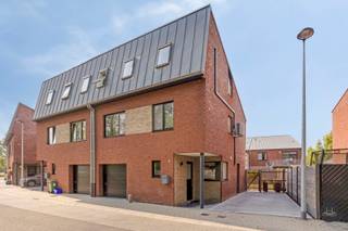 In een doodlopende straat in het rustige en groene Itegem vind je deze recente woning met verrassend veel ruimte en potentieel. Dankzij de...