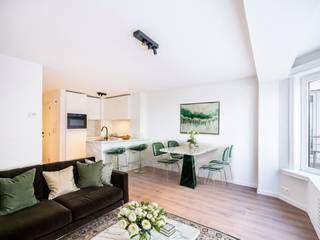 Ontdek dit instapklare, westgericht appartement met 2  slaapkamers en een zijdelings zeezicht, gelegen in de charmante en kleinschalige residentie Majestic (slechts 6 appartementen, één per verdieping). Dit recent volledig gerenoveerde appartement (2025–2026) bevindt zich op de eerste verdieping en combineert modern comfort met een uitstekende ligging aan zee.<br /><br />De indeling is doordacht en praktisch: een inkomhal leidt naar de lichtrijke leefruimte met aangenaam zijdelings zeezicht, aansluitend een open, volledig uitgeruste keuken. Verder beschikt het appartement over een stijlvolle badkamer met inloopdouche, lavabo in meubel en handdoekdroger, een apart toilet, een ruime eerste slaapkamer en een tweede slaapkamer met plaats voor twee enkele bedden die uitgeeft op het terras aan de achterzijde.<br /><br />Dankzij het EPC-label B en de verwarming op aardgas met een recente condenserende gaswandketel geniet u van energiezuinig wooncomfort.<br /><br />Als extra troef is er een ruime privatieve kelder inbegrepen in de prijs.<br /><br />Daarnaast is er de mogelijkheid tot aankoop van een ruime, gelijkvloerse garage in de residentie, met plaats voor twee wagens (één binnen en één voor de garage) aan € 70.000.<br /><br />Bent u op zoek naar een zonnig tweede verblijf of een slimme investering aan zee in Koksijde? Contacteer ons vandaag nog en plan uw bezoek!