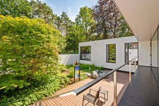 In de Europese Wijk te Mol bevindt zich deze charmante gelijkvloerse architectenwoning op een perceel van 1.560 m². Dankzij de aangename lichtinval, praktische indeling en de mooie tuin vormt dit een ideale thuis voor wie houdt van comfort en een rustige woonomgeving.<br /><br />Indeling:<br />Deze gelijkvloerse architectenwoning is gelegen in de gegeerde Europese Wijk, waar rust, ruimte en residentieel wonen centraal staan. Via de uitnodigende inkomhal met gastentoilet betreed je de lichtrijke leefruimte. De grote raampartijen bieden een prachtig uitzicht op de gezellige binnenkoer en de achterliggende tuin.<br /><br />De open leefkeuken sluit naadloos aan op de woonkamer en vormt een aangename plek om te koken en te genieten. De keuken is uitgerust met onder andere een inductiekookplaat, friteuse, afzuigkap, combi-oven, vaatwasser, koelkast, dubbele spoelbak en voldoende opbergruimte. Aansluitend bevindt zich een praktische berging. Vanuit de keuken heb je directe toegang tot zowel de binnenkoer als de tuin. Grenzend aan de woonkamer bevindt zich een aparte kantoorruimte, ideaal voor thuiswerk.<br /><br />Verder beschikt de woning over 3 comfortabele slaapkamers. De badkamer is uitgerust met een inloopdouche, toilet en dubbele wastafel. De derde slaapkamer is momenteel ingericht als wasplaats, maar kan eenvoudig opnieuw als slaapkamer worden gebruikt.<br /><br />De ruime inpandige garage biedt plaats aan twee wagens en beschikt bovendien over een extra ruimte die momenteel ingericht is als werkruimte met voldoende opbergmogelijkheden.<br /><br />Rondom de woning ligt een verzorgde, onderhoudsvriendelijke tuin met beregeningsinstallatie op grondwater. Hier geniet je in alle privacy van rust en natuur.<br /><br />Bijzonderheden<br />* Gelijkvloers wonen<br />* Rustige ligging<br />* Dubbele inpandige garage<br />* 36 zonnepanelen<br />* Energiezuinig wonen (EPC: 24 kWh/m²)