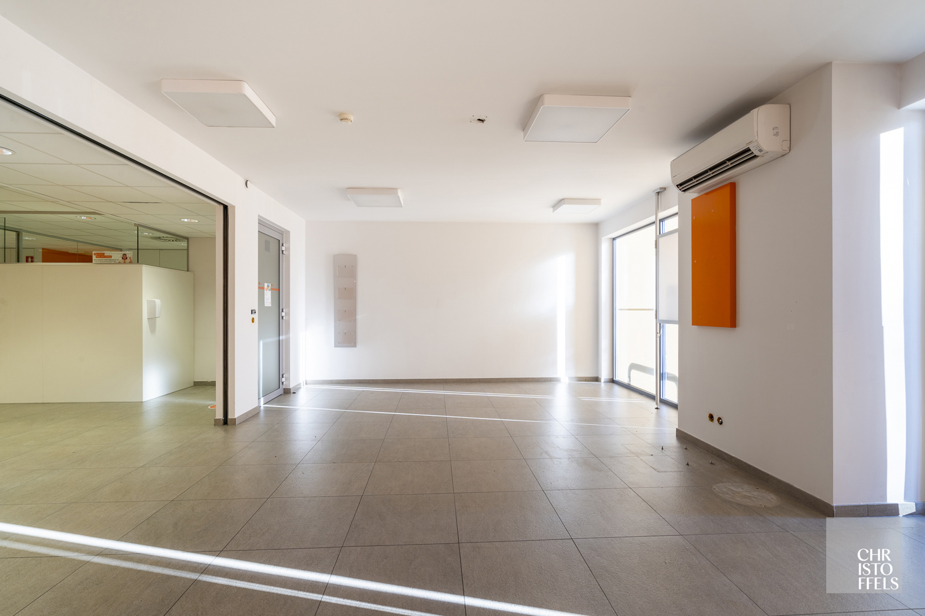 TE HUUR - Commerciële ruimte (271m²) mét parkeergelegenheid op een strategische locatie in Lanaken! - foto 3