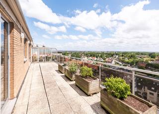 <p>Te renoveren penthouse met PRACHTIG zicht en groot (40m²) zonneterras in Nieuwpoort-Bad.<br /><br />Deze penthouse bevindt zich op de 10de verdieping van de karaktervolle residentie Ysera II. Vanop het royale zonneterras kan u genieten van een panoramische zicht op groen en de villa's. Het appartement ligt vlakbij het commerciële centrum en de zee. Kortom: een ideale ligging voor vaste bewoning alsook een 2de verblijf.<br /> </p>
<p>Het appartement werd als volgt ingedeeld: Inkomhal met vestiairemogelijkheid | lichtrijke leefruimte met halfopen keuken en toegang tot het GROTE zonneterras | 1ste compacte slaapkamer | volwaardige slaapkamer met toegang tot zonneterras | badkamer met bad, douchegarnituur en lavabo in meubel | afzonderlijk toilet met lavabo.<br /><br />Er is een gemeenschappelijke fietsenberging aanwezig in de residentie. U heeft de mogelijkheid om één OF meerdere garageboxen aan te kopen in het gebouw.<br /><br />Bent u op zoek naar een renovatieproject met PRACHTIG zicht en ROYAAL zonneterras ? Aarzel dan niet en contacteer ons voor een bezoek.</p>