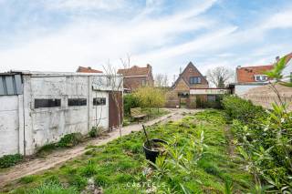 <br />Deze gerenoveerde open bebouwing (2024) combineert comfort, energiezuinigheid en een rustige ligging met open zicht op het achterliggende landschap.<br /><br />De woning is traditioneel opgebouwd in massieve steen, waarbij de gevel recent werd voorzien van buitenisolatie en een onderhoudsvriendelijke houten gevelbekleding als esthetische afwerking.<br /><br />De woning beschikt over een lichtrijke leefruimte, een praktische indeling en in totaal 3 slaapkamers, allen gelegen op de bovenverdieping. De badkamer op de benedenverdieping is uitgerust met een ruime inloopdouche, toilet en voorziet bovendien nog de aansluiting en ruimte voor het plaatsen van een bad. Verder is er een wasruimte, momenteel gecombineerd met een tweede toilet.<br /><br />Extra bergruimte is voorzien via een kelder en een zolder dat toegankelijk is via een luik.<br /><br />Buiten geniet u van een aangename tuin met vrij uitzicht op groen. Daarnaast zijn er nog een losstaande garage (26 m²), een tuinhuis en een apart bijgebouw, ideaal als hobbyruimte, werkplek of extra opslag.<br /><br />De ligging is een absolute troef:<br />op wandelafstand van openbaar vervoer, op slechts 10 km van het station van Eeklo en met een vlotte verbinding naar de E34/N49 richting Gent en Antwerpen. Winkels, scholen,dokter, apotheek en andere voorzieningen bevinden zich in de nabije omgeving.<br /><br />Ook op energetisch vlak scoort deze woning uitstekend met een EPC B (127 kWh/m²), conforme elektriciteit, ventilatiesysteem D, vloerverwarming, een hoogrendement gasketel, en isolatie van vloer, muren en dak. Bovendien is de woning voorzien van driedubbele, geluidsisolerende beglazing.<br /><br />Kortom, de ideale woning voor wie op zoek is naar een instapklare, energiezuinige thuis op een rustige en toch centrale locatie, perfect voor gezinnen, koppels of als investering.<br /><br />Interesse? Contacteer mij voor een bezoek!