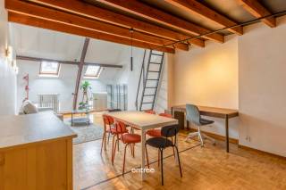 Deze ruime studio in Gent biedt een ideale woonomgeving voor zowel singles als koppels. Met één slaapkamer en een badkamer is het een compact, maar functioneel verblijf dat perfect inspeelt op het comfort dat u zoekt.<br /><br />De bewoonbare oppervlakte van 58 m² zorgt voor voldoende ruimte om uw leefruimte naar eigen wens in te richten. Door de slimme indeling geniet u van een aangename leefomgeving met veel natuurlijke lichtinval. Volledig ingerichte keuken met vaatwas, kookplaat, koelkast en oven.<br /><br />Gelegen in de levendige stad Gent, combineert dit appartement rust met de nabijheid van tal van voorzieningen, winkels en cultuur. Het is de perfecte uitvalsbasis om te genieten van alles wat deze dynamische stad te bieden heeft.<br /><br />Bezoekmoment aanstaande dinsdag 15 september tussen 18h30 en 20h na afspraak via mail of bericht.<br /><br />Update: bezoekdag volzet, geen mogelijkheid om nog te bezichtigen.