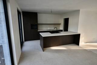 Prachtige Landelijke woningen op een rustige locatie ! <br /><br />Deze BEN woning is volledig afgewerkt , in de woonkamer + de slaapkamers is er parket voorzien.<br /><br /><br />Indeling : Inkomhal , apart toilet , woonkamer met open keuken , berging .<br />Verdiep : 3 ruime slaapkamers , apart toilet , badkamer met bad en douche .<br />Zolder .<br /><br />Deze nieuwbouwwoning voldoet aan de hedendaagse energienormen .<br />Er wordt gebruik gemaakt van vloerverwarming met warmtepomp , ventilatie , regenwaterrecuperatie ! <br /><br /><br />Plannen en lastenboek te downloaden op onze website ! <br /><br />Op het constructie-aandeel dient er 21 % btw betaald te worden op het grondaandeel 12 % registratierechten ! <br /> 