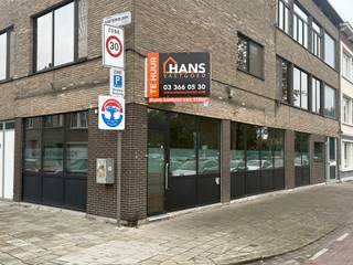 Deze verzorgde kantoorruimte beschikt over een praktische indeling en is uitermate geschikt voor zelfstandigen, vrije beroepen of kleine ondernemingen.<br /><br />Bij het betreden van het kantoor komt u in een inkomhal die perfect kan worden ingericht als ontvangst- of wachtruimte voor klanten en bezoekers.<br />Verder omvat de ruimte een open kantoorzone en twee afzonderlijke burelen, ideaal voor wie geconcentreerd wilt werken of vertrouwelijke gesprekken te voeren heeft.<br /><br />Dankzij de grote ingebouwde kastenwand geniet u bovendien van ruime opbergmogelijkheden voor documenten en archief.<br />Daarnaast zijn een kitchenette en twee toiletten aanwezig, wat het dagelijks comfort verhoogt. De kitchenette wordt bovendien nog vernieuwd, waardoor de nieuwe huurder kan genieten van een frisse en modernere inrichting.<br /><br />Een instapklare kantoorruimte die functionaliteit combineert met flexibiliteit.<br /><br />Onmiddellijk beschikbaar.<br />Gemeenschappelijke kosten: € 50/maand voor provisie water en bijdrage syndicus.<br />De huurwaarborg bedraagt drie maanden huur.<br />De plaatsbeschrijving wordt uitgevoerd door een extern deskundige, met kosten die tussen de partijen worden gedeeld.<br /><br />Een bezoek ter plaatse kunt u enkel online reserveren op www.hansvastgoed.com.<br />Voor meer informatie, bezoek onze website www.hansvastgoed.com of neem contact op met info@hansvastgoed.com of +32 3 366 05 30.