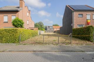 <p><span>Bouwgrond van 360 m² voor halfopen bebouwing te St. Antonius. </span></p><p><span> </span></p><p><span>Bouwgrond voor een traditionele HOB met </span></p><p><span> </span></p><p><span>Voorschriften</span><span>: </span></p><p><span> </span></p><p><span>- Half open bebouwing. </span></p><p><span>- Zadeldak en plat dak. </span></p><p><span>- Garage op min. 5 m uit de voorgevelbouwlijn, kroonlijst 3 m met plat dak. </span></p><p><span>- Woning aanleunend tegen het huis van de buren en aan de andere kant 3 m van de perceelsgrens. </span></p><p><span>- Diepte woning: Gelijkvloers max. 17 m, 1ste verdieping max. 13 m en zolderverdieping op max. 9 m. </span></p><p><span>- Breedte woning: Tot 3 m van de perceelsgrens dus ca. 6 m breed. </span></p><p><span>- Totale bewoonbare opp. : Gelijkvloers (17 x 6 = 102 m²), 1ste verdieping (13 x 6 m = 78 m²) en dakverdieping (9 x 6 m = 54 m). </span></p><p><span> </span></p><p><span>Stedenbouwkundige inlichtingen: geen vergunning aanwezig, verkavelingsvergunning, geen voorkooprecht, geen maatschappelijke herstelmaatregel opgelegd, woongebied. </span></p>