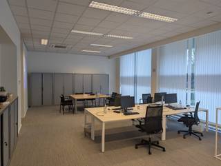 <p><span>Bureaux loués dans un emplacement central</span></p><p><span> </span></p><p><span>* Aménagement : hall d'entrée, bureau paysager ouvert avec de grandes baies vitrées, 3 salles de réception, cuisine, 2 toilettes, local technique</span></p><p><span> </span></p><p><span>- situé à côté de la R13 (Parklaan) avec une bonne accessibilité</span></p><p><span>- grand parking public à côté du bureau</span></p><p><span>- Chauffage central au gaz</span></p><p><span>- climatisation</span></p><p><span> </span></p><p><span> € Cet espace de bureau est loué à un locataire de qualité avec un bail à long terme à 40.700 / an (rendement brut 6.8%) </span></p><p><span> </span></p>