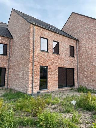 Deze nieuwbouwwoning op de grens van Stekene en Sint-Gillis-Waas, met een bewoonbare oppervlakte van 259m² en dit op een perceel bouwgrond van...