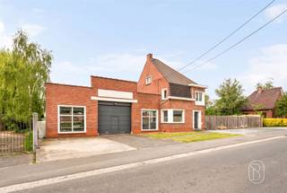 Te koop: karaktervolle woning met loods van 240 m² in OrroirIn Orroir, aan de voet van de Kluisberg, bevindt zich deze robuuste halfopen woning met royale volumes, een grote loods en ruime parkeermogelijkheden.De eigendom combineert comfortabel wonen met tal van mogelijkheden voor opslag, hobby of professionele activiteiten.Wat maakt dit pand uniek?Via de inkomhal komt u in de lichtrijke open leefruimte, die aansluit op de volledig uitgeruste keuken met eetplaats. Verder beschikt het gelijkvloers over een bureau, een praktische wasruimte/berging, een apart toilet en een bijkomende ruimte die ingericht kan worden als douchekamer. Daarnaast is er een grote droge kelder en een rechtstreekse toegang tot de loods. Op de verdieping bevinden zich drie ruime slaapkamers en een uitgeruste badkamer. De zolderverdieping biedt bovendien nog extra potentieel en kan verder ingericht worden als bijkomende kamer(s).Buiten geniet u van een mooi aangelegde en volledig omheinde tuin met twee terrassen. De eigendom beschikt daarnaast over parkeergelegenheid voor meerdere voertuigen en een grote loods van ca. 240 m² met sectionale poort.Technisch is de woning uitgerust met 24 zonnepanelen, dubbele beglazing in PVC, rolluiken, twee regenwaterputten van telkens 5.000 liter en een hydrofoorgroep.Voor wie is dit ideaal?Ideaal voor gezinnen, zelfstandigen of ruimtezoekers die wonen willen combineren met opslag, atelier of professionele activiteit, in een groene omgeving nabij de Kluisberg.Te koop via Immo Beguin, jouw vastgoedexpert sinds 2009, met kantoren in Ronse, Waregem, Kortrijk, Deinze, Doornik en Lessines.Meer info of bezoek via loicvdv@immobeguin.be