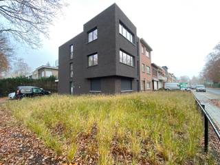 Dit moderne en energiezuinige appartement is ideaal gelegen in het hart van Brasschaat, op wandelafstand van winkels, horeca en alle nodige voorzieningen.<br /><br />De lichte en ruime woonkamer straalt comfort uit en is afgewerkt met een praktische en onderhoudsvriendelijke tegelvloer.<br />Aansluitend vindt u een volledig uitgeruste open keuken, voorzien van hoogwaardige toestellen en voldoende bergruimte – perfect voor wie graag kookt of gasten ontvangt.<br /><br />Het appartement beschikt over twee comfortabele slaapkamers. Vanuit één van de slaapkamers heeft u directe toegang tot het zonnige terras, waar u kunt genieten van uw ochtendkoffie of een rustige avond buiten.<br />De stijlvolle badkamer is uitgerust met een moderne inloopdouche, een elegant lavabo-meubel en een handige opbergkast. Het toilet is apart, wat extra comfort biedt.<br />Daarnaast is er een praktische berging met aansluiting voor de wasmachine, ideaal voor al uw huishoudelijke taken.<br /><br />Tot slot beschikt het appartement over een privé-parkeerplaats, zodat u zich nooit zorgen hoeft te maken over parkeren.<br />Dit volledig instapklare appartement combineert modern comfort, energiezuinig wonen en een toplocatie in Brasschaat – een ideale keuze voor iedereen die kwaliteit en gemak zoekt.