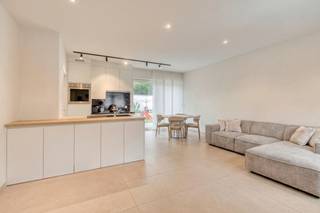 Algemeen bezoekmoment op zaterdag 12/09 om 11h tot 12h. Voorafgaande aanmelding verplicht.<br /><br />Deze ruime woning werd in 2023 volledig gestript en vernieuwd en is helemaal instapklaar. Met 120 m² woonoppervlakte volgens EPC, een tuin, terras én een handige zij-ingang met poortje, biedt deze woning heel wat ruimte en praktische mogelijkheden. Gelegen op enkele minuten van Gullegem, namelijk te Rollegemstraat 1 in Ledegem.<br />Indeling: Inkomhal met vestiairemogelijkheid en gastentoilet, ruime leefruimte met volledig geïnstalleerde Smeg-keuken, berging met technieken en aansluitingen voor wasmachine/ droogkast. Via de leefruimte bereik je het terras en de tuin.<br />Op de eerste verdieping zijn er 2 slaapkamers en een ruime badkamer met toilet, dubbele lavabo en inloopdouche. De bovenste verdieping, bereikbaar via een nieuwe vaste trap, biedt een grote polyvalente ruimte die kan ingericht worden als extra slaapkamer, master bedroom, hobbyruimte of bureau.<br /><br />Technisch<br />- Volledig gerenoveerd in 2023<br />- 120 m² woonoppervlakte volgens EPC<br />- EPC D – geen renovatieplicht<br />- Conforme elektriciteit + attest<br />- Nieuwe Vaillant-doorstromer voor verwarming en water<br />- HR-beglazing<br />- Dak- en vloerisolatie<br /><br />Troeven<br />- Volledig instapklaar<br />- Ruime woning<br />- Tuin + terras<br />- Handige zij-ingang met poortje<br />- 3 slaapkamers<br />- Goede bereikbaarheid<br /><br />Deze advertentie bevat inspirerende renders.<br /><br />Interesse? Schrijf je in voor het algemene bezoekmoment en ontdek deze ruime, volledig vernieuwde woning zelf. Inschrijving is noodzakelijk.