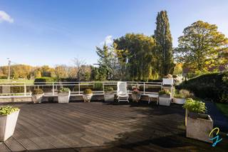 TE KOOP IN HOFSTADE <br /><br />Welkom in deze prachtige en unieke villa uit 1992 gelegen in Hofstade, met een adembenemend uitzicht op de natuur. Deze woning straalt stijl, elegantie en hoogwaardige afwerking uit en biedt alle ruimte en comfort.<br /><br />Bij binnenkomst wordt u verwelkomd in een ruime inkomhal met gastentoilet, die toegang biedt tot een grote bureauruimte , ideaal voor wie thuis werkt of een praktijk aan huis wenst. De lichtrijke leefruimte met eetkamer en charmante erker ademt klasse en gezelligheid. De volledig uitgeruste keuken sluit naadloos aan bij de veranda, vanwaar u geniet van een panoramisch zicht op de prachtige, aangelegde tuin.<br /><br />De eerste verdieping beschikt over drie royale slaapkamers, waaronder een master bedroom met ensuite badkamer, apart toilet en privé-balkon. Verder vindt u hier ook een wasruimte, extra berging en een derde toilet.<br /><br />De woning is volledig onderkelderd en biedt een ruime garage met plaats voor meerdere wagens, een bergruimte en een archiefkamer. De brede oprit naast de woning leidt vlot naar de ondergrondse garage.<br /><br />Buiten kunt u genieten van een ruim zonneterras met zicht op de perfect onderhouden tuin – de ideale plek om te ontspannen in alle rust. Het Franse dak, bestaande uit 100% natuurleien, en de luxueuze afwerking geven de woning een tijdloze, exclusieve uitstraling die zelden te vinden is.<br /><br />Graag een bezoek ter plaatse? Contacteer ons op het nummer 0470 06 40 60 of mail naar margot@cornelis-goeman.be