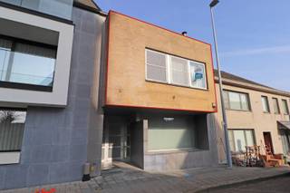 Verzorgd appartement met 2 slaapkamers in op de Markt van Pittem.We komen het appartement binnen via de inkomhal die toegang geeft tot alle ruimtes...