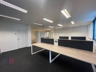 Discover this attractive <strong>office space</strong> of 210 m², including 45 m² of practical <strong>storage space</strong> with a sectional door. Fantastic location near the E40, R22, and A210, with a bus stop right next to the building, this location offers unmatched accessibility for both car and public transport.<br /><br />The ready-to-use office space is located on the ground floor and features a <strong>private kitchenette</strong> and air conditioning. It is part of an office building equipped with an <strong>alarm system</strong>. The space will be<strong> available from 02/01/2026.</strong> The associated storage space is also equipped with a practical sectional door.<br /><br />Contact <strong>PANORAMA B2B</strong> for additional information, plans, or a non-binding site visit at <strong>0477 09 00 09.</strong>