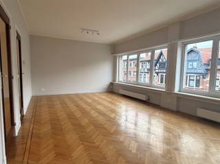 Op een uitstekende locatie te Berchem, vinden we dit ruim en gerenoveerd 2-slpk appartement.Openbaar vervoer, winkels en heel wat groenvoorzieningen...