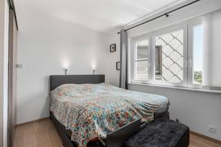 <strong>Te koop: mooi gerenoveerd appartement in het centrum van Koksijde, op wandelafstand van winkels, openbaar vervoer en de zee.</strong><br /> <br />Dit appartement combineert een centrale ligging met comfortabel wonen in een aangename toeristische omgeving. Dankzij de recente renovaties geniet u van een instapklaar geheel met een verzorgde uitstraling. Bovendien zijn de lage kosten een extra troef voor zowel eigen bewoning als tweede verblijf aan zee. De ligging in een groene omgeving met vrij zicht zorgt voor een aangenaam woongevoel, terwijl alle voorzieningen zich op wandelafstand bevinden. Een interessante opportuniteit voor wie een appartement wil kopen in Koksijde.<br /> <br />• Inkomhal met toegang tot de verschillende ruimtes<br />• Lichtrijke living met aangename leefruimte<br />• Functionele keuken<br />• Badkamer praktisch ingericht<br />• Apart toilet<br />• 1 slaapkamer<br /> <br /><strong>Troeven</strong><br />• Mooi gerenoveerd en instapklaar appartement<br />• Lage kosten<br />• Op wandelafstand van winkels, openbaar vervoer en de zee<br /> <br />Neem vandaag nog contact op met je ERA-makelaar voor een bezoek.<br /> <br />JOUW DROOMAPPARTEMENT. ZO GEVONDEN!