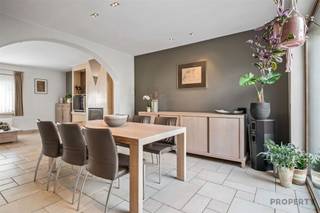 <p><span>Instapklare woning te koop!</span></p><p><span> </span></p><p><span>Indeling: inkomhal, lichtrijke leefruimte, volledig ingerichte keuken, berging, garage. Op de eerste verdieping zijn er 2 slaapkamers en badkamer op de zolderverdieping is er een slaapkamer! Verder is er een leuke stadstuin. </span></p><p><span> </span></p><p><span>Troeven: zonnepanelen en boiler! Gunstig epc! Instapklaar !</span></p><p><span>Voor een bezoek mail naar info@property-vastgoed.be </span></p>