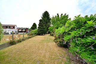 <p>Cette maison à rénover avec un jardin spacieux se trouve au centre de Berchem, une commune de Kluisbergen ! Située dans un endroit très calme, avec de nombreuses commodités à proximité et un accès facile.<br /><br />La <strong>répartition</strong> de la maison est la suivante :<br />Nous entrons dans la maison par son hall d'entrée spacieux, puis nous accédons au salon et à la salle à manger avec de nombreux éléments authentiques. De plus, au rez-de-chaussée, il y a une petite cuisine, un toilette séparé, un cellier, une salle de bain et une véranda.<br /><br />À l'étage, il y a 2 chambres à coucher complètes et une plus petite pièce, un espace idéal pour par exemple une salle de bain ou un dressing. Par un escalier fixe, nous accédons à l'étage dans le grenier, qui offre de nombreuses possibilités. De plus, il y a une cave sèche, un grand <strong>garage</strong>, et le jardin avec un accès pratique.<br /><br />Plus d'infos ou une visite ? Contactez Kyamo De Smet : 0479 06 13 71 ou via kyamo@immoroman.be</p>
