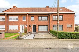 Op te frissen woning met ruime garage, 3 SLK en uitweg!Rustige ligging, mooie ruimtes en vooral héél veel potentieel!Ontdek deze ruime woning op een rustige ligging vlak bij het centrum van Desselgem. Met 3 slaapkamers, een ruime garage, tuin en een zolder met extra mogelijkheden vormt deze woning de ideale basis voor wie op zoek is naar een project dat volledig naar eigen smaak kan worden ingericht.INDELING: inkomhal met apart gastentoilet, lichtrijke leefruimte met grote open keuken, praktische berging en kelder. Op de eerste verdieping bevinden zich de overloop, 3 slaapkamers en een badkamer. De handige bergzolder biedt bijkomende opslagruimte en kan mits de nodige aanpassingen eventueel ingericht worden als extra slaapkamer, bureau of hobbyruimte.Buiten beschikt de woning over een tuin met heel wat mogelijkheden. De ruime garage, te bereiken via een uitweg achteraan, zorgt bovendien voor voldoende plaats voor een wagen, fietsen en extra stockage.TROEVEN:* rustige ligging nabij het centrum van Desselgem* kloeke woning (betonnen gewelven)* 3 slaapkamers* zolder met extra mogelijkheden* ruime garage mét uitwegBezoek na afspraak met Immo Beguin: charlotte@immobeguin.be