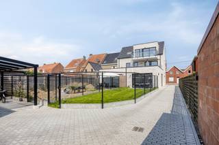 <span><span><strong>Laatste garage te koop in Residentie Christine – Staden</strong><br /><br />De garage bevindt zich achteraan Residentie Christine, een kleinschalige nieuwbouwresidentie in de Grote Veldstraat, een rustige zijstraat van de Sint-Jansstraat in het centrum van Staden. Dankzij de centrale ligging bevinden winkels, supermarkten, openbaar vervoer en andere voorzieningen zich op wandelafstand. Bovendien geniet u van een vlotte verbinding naar Roeselare, Diksmuide en Ieper.<br /><br />Enkel garage 5 is nog beschikbaar! Deze garage heeft een bruto oppervlakte van <strong>18,95 m²</strong> en is <strong>ideaal als parkeerplaats, opslagruimte of investering</strong>.<br /><br /><u>De garage is uitgerust met:</u></span></span>
<ul>
	<li><span><span>automatische sectionaalpoort;</span></span></li>
	<li><span><span>1 centraal lichtpunt;</span></span></li>
	<li><span><span>1 enkel opbouwstopcontact;</span></span></li>
	<li><span><span>1 afzonderlijk opbouwstopcontact voor de sectionaalpoort;</span></span></li>
	<li><span><span>drijfkracht (400 V), ideaal voor de installatie van een laadpunt voor een elektrische wagen.</span></span></li>
</ul>
<strong><span><span>Binnenafmetingen: 5,60 m diepte op 3,00 m breedte.</span></span></strong><br /><br /><span><span>Deze garage is ideaal voor buurtbewoners die nood hebben aan extra parkeer- of opslagruimte, maar vormt eveneens een <strong>interessante investering met verhuurpotentieel</strong>.<br />Wenst u meer informatie of een bezoek ter plaatse? Neem gerust contact met ons op via <strong>051 50 11 51 </strong>of mail naar diksmuide@diksimmo.be. Wij helpen u graag verder.</span></span>