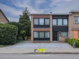 <strong>HALFVRIJSTAANDE WONING MET 3 SLAAPKAMERS OP EEN PERCEEL VAN 6A33CA TE MAASMECHELEN. </strong><br /><br /><strong>TROEVEN</strong><br />- Ligging.<br />- Degelijk en goed onderhouden.<br />- Ruime woning met een bewoonbare oppervlakte van 162m².<br />- 3 Slaapkamers.<br />- Veel mogelijkheden.<br />- De elektrische installatie is conform de voorschriften van het AREI.<br />- Geen renovatieverplichting (energielabel D). <br /><br /><strong>KELDERVERDIEPING</strong><br />- Kelderruimte (30m²).<br /><br /><strong>GELIJKVLOERS</strong><br />- Inkomhal (15,85m²): tegelvloer.<br />- Woonkamer (28,66m²): airco, parketvloer.<br />- Keuken (13,36m²): geïnstalleerd met onder- en bovenkasten, lades, oven, elektrisch vuur, dampkap, vaatwasser, airco, tegelvloer.<br />- Bureau (6,20m²): linoleumvloer.<br />- Toilet (1,71m²): zittoilet met lavabo, tegelvloer.<br />- Veranda (25,15m²): schuifraam naar tuin, tegelvloer.<br />- Sas (1,93m²): tegelvloer.<br /><br /><strong>VERDIEPING +01</strong><br />- Overloop (2,69m²): linoleumvloer.<br />- Badkamer: geïnstalleerd met enkele lavabo, onderkast, lades, douche, inbouwkast, linoleumvloer.<br />- Slaapkamer 1 (11,08m²): linoleumvloer.<br />- Slaapkamer 2 (15,70m²): linoleumvloer.<br />- Slaapkamer 3 (12,12m²): linoleumvloer.<br /><br /><strong>EXTERIEUR</strong><br />- Overdekt terras.<br />- Beklinkerde oprit met toegangspoort.<br />- Omheinde tuin.<br />- Buitenberging met dubbele toegangspoort (28,45m²).<br /><br />Bekijkt u deze advertentie via een aanverwante vastgoedsite, surf dan zeker naar onze website www.N78vastgoed.be voor een uitgebreide beschrijving en foto's. Meer info: +32 (0)89 86 18 88 of info@N78vastgoed.be.
