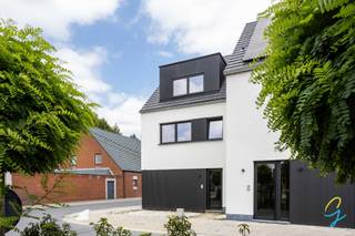 <p>Te koop te Berlare!<br />Bent u op zoek naar een energiezuinige en instapklare nieuwbouwwoning? Dan is deze moderne woning zeker een bezoek waard!<br />Bij het betreden van de woning komt u terecht in een verzorgde inkomhal met apart gastentoilet. Verder beschikt het gelijkvloers over een praktische berging die eveneens perfect kan dienen als bureau- of hobbyruimte. De lichtrijke en ruime leefruimte vormt samen met de volledig geïnstalleerde open keuken het hart van de woning. Dankzij het grote schuifraam geniet u van een mooie verbinding met de tuin en het terras.<br />Op de eerste verdieping bevinden zich twee ruime slaapkamers, een comfortabele badkamer uitgerust met alle hedendaagse voorzieningen en een afzonderlijk toilet.<br />Achterste slaapkamer geeft toegang naar een prachtig terras.<br />De tweede verdieping biedt plaats aan een derde, zeer ruime slaapkamer en een extra zolderruimte die ideaal is als stockage- of bergruimte.<br />Achteraan het perceel zijn een autostaanplaats en een carport voorzien. Bovendien wordt aan de carport een buitenkraan geïnstalleerd, ideaal voor het reinigen van uw wagen.<br />De volgende werken worden nog afgewerkt door de bouwheer:<br />- Aanleg van grasmatten in de tuin;<br />- Plaatsing en afwerking van de carport;<br />De ligging vormt een absolute meerwaarde: op wandelafstand van het gezellige centrum van Berlare met zijn winkels, scholen en openbaar vervoer. Daarnaast bevinden de prachtige Gratiebossen zich vlakbij, ideaal voor natuurliefhebbers, wandelaars en fietsers.<br />Troeven:<br />- Mogelijkheid tot aankoop aan 6% BTW (onder voorwaarden)<br />- Energiezuinige nieuwbouwwoning<br />- 3 volwaardige slaapkamers<br />- Volledig geïnstalleerde open keuken<br />- Terras en tuin<br />- Carport en private autostaanplaats<br />- Aanwezigheid van zonnepanelen<br />Interesse? Contacteer collega Bernhard 0476 022 089 of bernhard@cornelis-goeman.be vandaag nog voor meer informatie of een bezoek ter plaatse!<br />* Verlaagd BTW-tarief van 6% mogelijk mits voldaan wordt aan de wettelijke voorwaarden.</p>