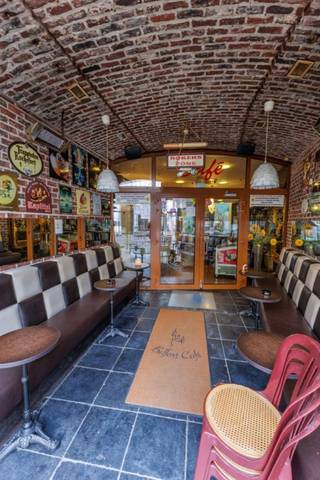 <span>Dit </span><strong>karaktervolle pand</strong><span> is ideaal voor iemand met een hands-on mentaliteit die zijn eigen zaak wil uitbouwen op een centrale en goed bereikbare locatie. Dankzij de behapbare oppervlakte en de uitermate </span><strong>gunstige ligging</strong><span> biedt dit pand tal van interessante troeven. Het gelijkvloers bestaat uit een gezellige </span><strong>gelagzaal</strong><span> met een ruim aantal zitplaatsen (ca 67 m²), aangevuld met een </span><strong>overdekt terras<span> </span></strong><span>(ca 15,5m²) en ruime </span><strong>sanitaire</strong><span> voorzieningen. De toegang naar de </span><strong>bovenverdieping</strong><span> gebeurt via een industriële wenteltrap. Hier bevinden zich de geïnstalleerde industriële </span><strong>keuken</strong><span> en een multifunctionele </span><strong>meeting room</strong><span>. Er is tevens een goederenlift aanwezig en nog een apart toilet. Verder beschikt het pand over een </span><strong>droge kelder</strong><span> en een </span><strong>ruime zolder</strong><span> (bereikbaar via vaste trap) voor stockage/spoelinstallatie tap. Een perfecte opportuniteit voor wie een handelspand zoekt met karakter, centrale ligging en veelzijdige indeling. Bij aanvraag van een bestemmingswijziging is dit pand ook perfect geschikt om om te vormen tot een </span><strong>woning</strong><span> of </span><strong>kantoor</strong><span>.</span><em><span> </span>Gelegen binnen een vastgestelde archeologische zone (historische stadskern van Aalst).<span> </span></em><span>Voor meer inlichtingen of een bezoek ter plaatse, contacteer ons op 0498/91 12 34 of </span>liesbeth@immo-desk.be.