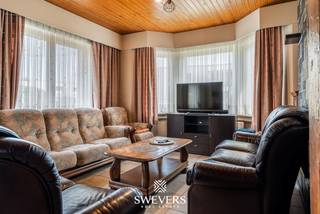 Voor meer info en foto’s, surf naar www.swevers.be – Te renoveren halfopen bebouwing met 212 m² bewoonbare oppervlakte op een ruim perceel van 815 m² in Heusden-Zolder. Deze woning biedt een uitstekende basis voor wie een ruime gezinswoning volledig naar eigen smaak wil renoveren. Op het gelijkvloers bevinden zich een inkomhal, een leefruimte met aansluitende eetkamer, een lichtrijke veranda, een keuken, een berging/wasplaats, een gastentoilet, een polyvalente ruimte die ideaal is als bureau, praktijk- of hobbyruimte en een slaapkamer. Op de eerste verdieping zijn er nog drie slaapkamers en een badkamer. De zolder van 33 m² en de kelder van 10 m² zorgen voor extra bergruimte of bijkomende mogelijkheden. Buiten beschikt de woning over vrijstaande garages, ideaal voor meerdere voertuigen, opslag of een werkplaats. De noordwestelijk georiënteerde tuin biedt volop ruimte voor een terras, speelzone of mooie tuin waar je geniet van de namiddag- en avondzon. De ligging is bovendien een grote troef, met recreatie op 200 meter, scholen op 400 meter, openbaar vervoer op 600 meter, restaurants op 110 meter, winkels op 2,1 kilometer en een vlotte aansluiting op de autosnelweg op 3,3 kilometer. Een interessante opportuniteit voor wie op zoek is naar ruimte, potentieel en een gunstige ligging. Voor meer informatie, bel 011 255 155. Bron bewoonbare oppervlakte: EPC – verslag.