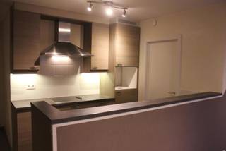 Mooi appt op het glvl mét garage Zeer mooi gelijkvloersappartement met garage. Dit appartement bestaat uit een ruime woonkamer, open keuken...