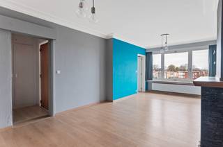 <div><div> <p>Centraal gelegen appartement met twee slaapkamers.</p><p>Dit appartement op de derde verdieping in Deurne bevindt zich op een bijzonder centrale locatie, vlak bij openbaar vervoer, verschillende parken en een ruim aanbod aan winkels. Hierdoor woon je in een omgeving waar alles makkelijk bereikbaar is.  Via de inkomhal met vestiaire kom je in de leefruimte op laminaatvloer die een aangename en praktische indeling biedt. De keuken werd vernieuwd in 2020 en is uitgerust met oven, gasvuur en dampkap, met aansluitend een wasplaats voor de nodige aansluitingen. Er zijn twee slaapkamers van 7 m² en 15 m², ideaal als hoofd- en bijkomende kamer. De badkamer werd vernieuwd in 2017 en is voorzien van een douche, toilet en wastafelmeubel. Het appartement beschikt verder over een nieuwe condensatieketel op gas, een goedgekeurde elektrische installatie en een vernieuwd en geïsoleerd dak. Op het gelijkvloers is een ruime berging aanwezig die perfect dienstdoet voor fietsen of extra opslag. </p></div> </div>