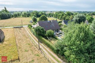 Verzorgde ruime villa uit 1994 bestaande uit inkomhal, ruime living met open haard, eetplaats, open ingerichte keuken, wasplaats (bijkeuken),...