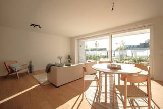 Volledig afgewerkt en instapklaar appartement met ruim terras en privatief tuintje.<br />Oplevering bij akte.<br /><br />Indeling: er is een inkomhal die toegang geeft tot twee slaapkamers, badkamer, toilet en keuken. Via de open keuken heb je overigens toegang tot een aparte berging, de lichtrijke leefruimte, ruim terras en tuin. De badkamer bestaat uit een inloopdouche en een dubbele lavabo.<br /><br />Volledig dubbellaags opgeschilderd, zowel muren als plafonds.<br />Mdf plinten en deuren geschilderd.<br /><br />De bewoonbare oppervlakte bedraagt 107,00 m². De oppervlakte van het terras bedraagt 29 m².<br /><br />Langs de doorgang naar achter bevinden zich de bergingen. Achteraan zijn de garageboxen met een oppervlakte van 18m², voorzien van manuele sectionale poort. Kan geautomatiseerd worden, voorzieningen voor het plaatsen van een laadpaal zijn ingewerkt.<br /><br />De prijs van de berging bedraagt 6.300,- euro. <br /><br />E-peil 30 (50% vrijstelling op onroerende voorheffing voor 5 jaar) in basis zijn 4 zonnepanelen (435 Wp/st) inbegrepen. Uitbreiding pv installatie is mogelijk zodat E-peil 10 gehaald wordt met volledige vrijstelling van onroerende voorheffing voor 5 jaar.<br /><br />Warmtepomp (lucht/water) met vloerverwarming met apart regelbare circuits per ruimte.<br /><br />Alle bedragen zijn exclusief garages, bergingen en alle kosten. Bijhorende berging nr. 6 dient mee aangekocht te worden. Er zijn nog 4 vrije garages, er kan één of meerdere mee aangekocht worden.<br /><br />Prijs voor het appartement met garage en berging is 395.948,- euro (exclusief registratie, btw, notaris en aansluitingskosten) Opsplitsing als volgt: grondaandeel 80.850,- euro, constructiewaarde 315.098,- euro.<br /><br />AANKOOP AAN 6% BTW OP CONSTRUCTIE MOGELIJK: zowel voor eigen bewoning als bij engagement tot lange verhuur (minstens 15 jaar)<br /><br />==> OPENDEUR ZATERDAG 24/10 VAN 9U-12U30<br />inschrijven kan via de website of via xavier@opt-immo of 0491 33 66 29