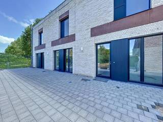 Uniek gelegen nieuwbouwwoning aan het water en tussen het groen, bestaande uit een inkomhal met gastentoilet, lichtrijke leefruimte met eet-...