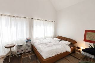 Dit knusse en energiezuinige appartement met 1 slaapkamer is gelegen in het centrum van Bornem. Via de trap bereikt u het appartement, waar u wordt verwelkomd in een inkomhal met praktische vestiairekast. De lichtrijke leefruimte, die open is tot in de nok, creëert een aangenaam en ruimtelijk gevoel en sluit naadloos aan op de open, ingerichte keuken, voorzien van onder andere een vaatwasser en koelkast. Vanuit de leefruimte heeft u toegang tot het zonnige terras van maar liefst 11 m². Verder beschikt het appartement over een slaapkamer met bergzolder en een badkamer uitgerust met douche, toilet, lavabo en voorzieningen voor een wasmachine en droogkast. Dankzij de elektrische vloerverwarming en het gunstige EPC-label B geniet u bovendien van een energiezuinige woonst. Interesse of wenst u een bezoek? Contacteer ons via 03/283.84.84 of viktor@ax-quality.be.