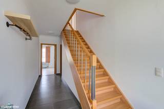 RUIME GEZINSWONING MET VIER SLAAPKAMERS, DUBBELE GARAGE EN RUIME TUIN NABIJ HET CENTRUM VAN HASSELT<br /><br />Deze gezinswoning bevindt zich aan de Parkstraat 44 te Alken, op minder dan 15 minuten rijden van het bruisende centrum van Hasselt. De woning geniet van een rustige ligging, terwijl alle dagelijkse voorzieningen zoals winkels, scholen, eetgelegenheden en het station zich in de nabije omgeving bevinden. Bovendien geniet u van een vlotte verbinding naar omliggende steden zoals Hasselt, Sint-Truiden en Bilzen. Ook de op- en afritten van de snelweg bevinden zich op minder dan 10 minuten rijden.<br /><br /><span>De indeling van de woning is als volgt:</span><br /><span>GELIJKVLOERSE VERDIEPING:</span><br /><span>- Inkomhal.</span><br /><span>- Gastentoilet.<br />- Berging.<br />- Multifunctionele ruimte</span><br /><span>- Woonkamer met zit- en eetgedeelte.<br />- Keuken. De keuken is voorzien van een inbouwkoelkast, gasfornuis met afzuigkap, oven, microgolfoven, een vaatwasser en een praktische berging met aansluiting voor een wasmachine.</span><br /><span>- Lichtrijke veranda.<br />- Terras met aansluitend de ruime tuin.<br />- Ruime dubbele garage, voorzien van een kelder en een zolder.</span><br /><br /><span>EERSTE VERDIEPING:</span><br /><span>- Nachthal.</span><br /><span>- 4 slaapkamers.</span><br /><span>- Badkamer. De badkamer is voorzien van een lavabo, douche.</span><br /><span>- Berging.</span><br /><br /><span>De woning is beschikbaar vanaf 01/09/2026.</span><br /><br /><span>Daarnaast beschikt de woning over een ruime oprit, een tuin en een tuinhuis.</span><br /><br /><span>Wilt u graag een bezichtiging inplannen voor deze ruime gezinswoning nabij het centrum van Hasselt? Contacteer ons dan vrijblijvend via info@matisimmo.be.  </span><br /> 