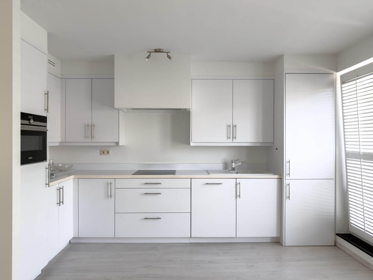 Une maison moderne et spacieuse, prête à emménager, disposant de quatre chambres à coucher et de belles terrasses à l'arrière. Elle bénéficie d'un emplacement calme et privilégié dans le quartier du « Vieux Knokke », à quelques pas du centre-ville de Knok - photo 4